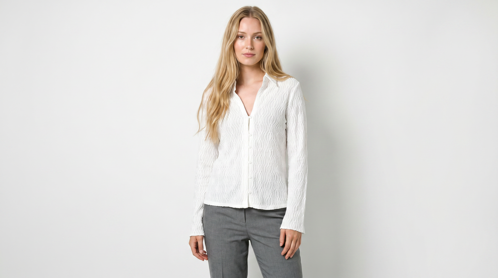 Blusa Blanca de Encaje: Refinamiento en Cada Detalle