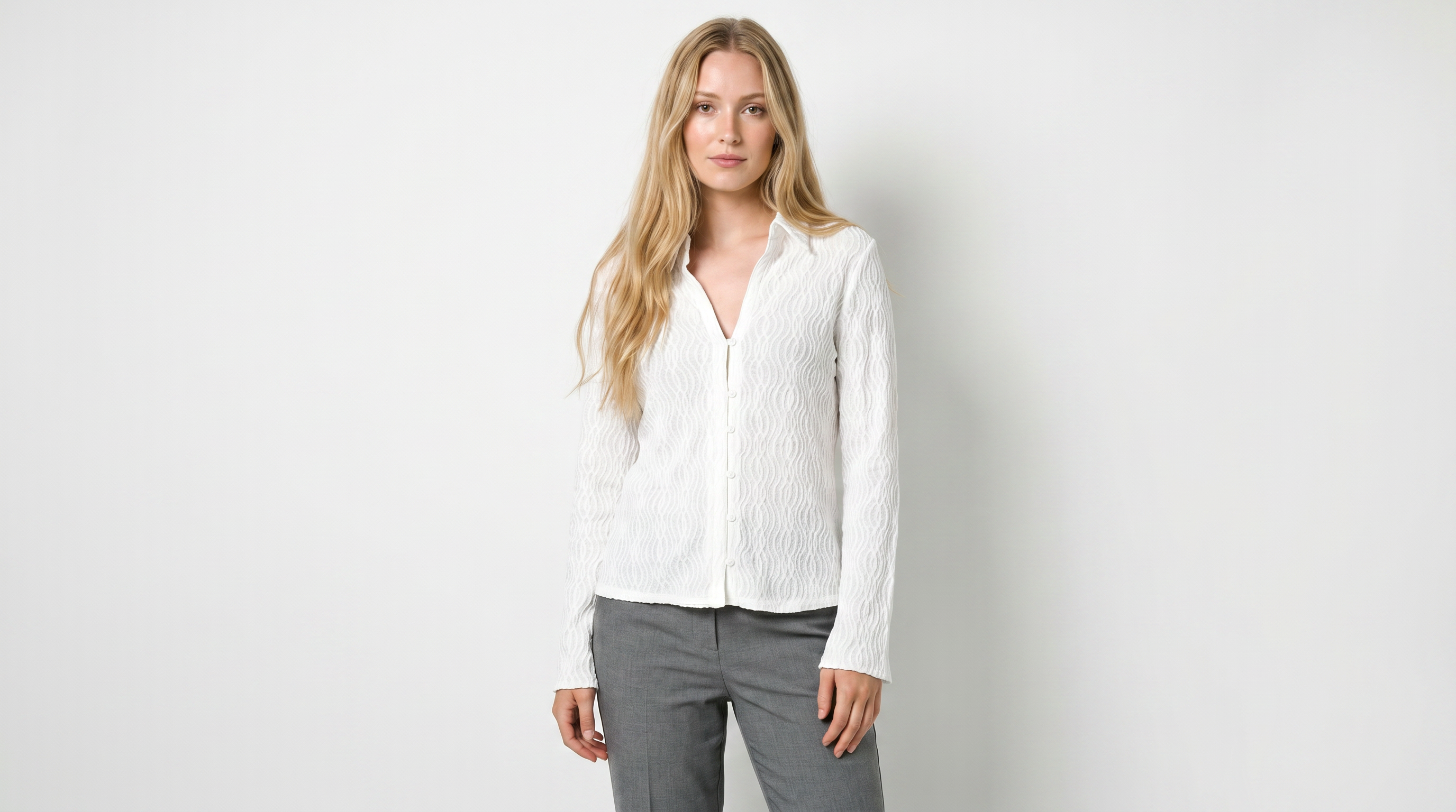 Blusa Blanca de Encaje: Refinamiento en Cada Detalle