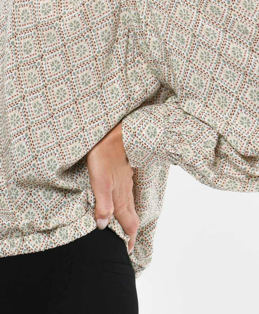 Blusa Beige Fresca: Elegancia Ligera para Tu Día a Día