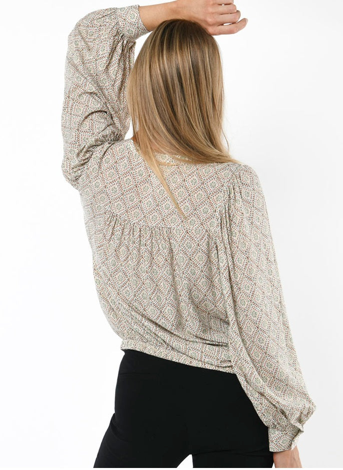 Blusa Beige Fresca: Elegancia Ligera para Tu Día a Día