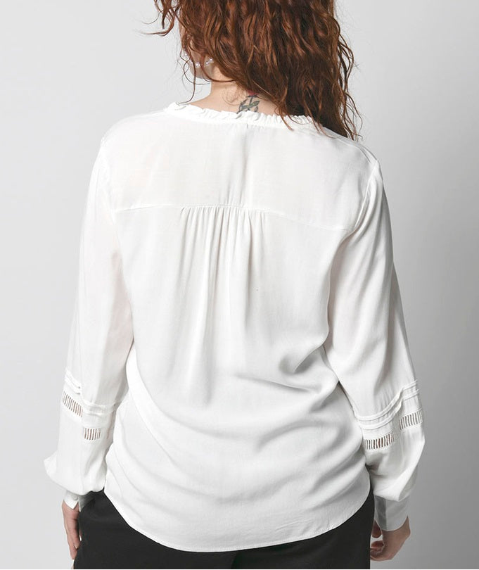 Blusa Blanca: Estilo Moderno y Ligero