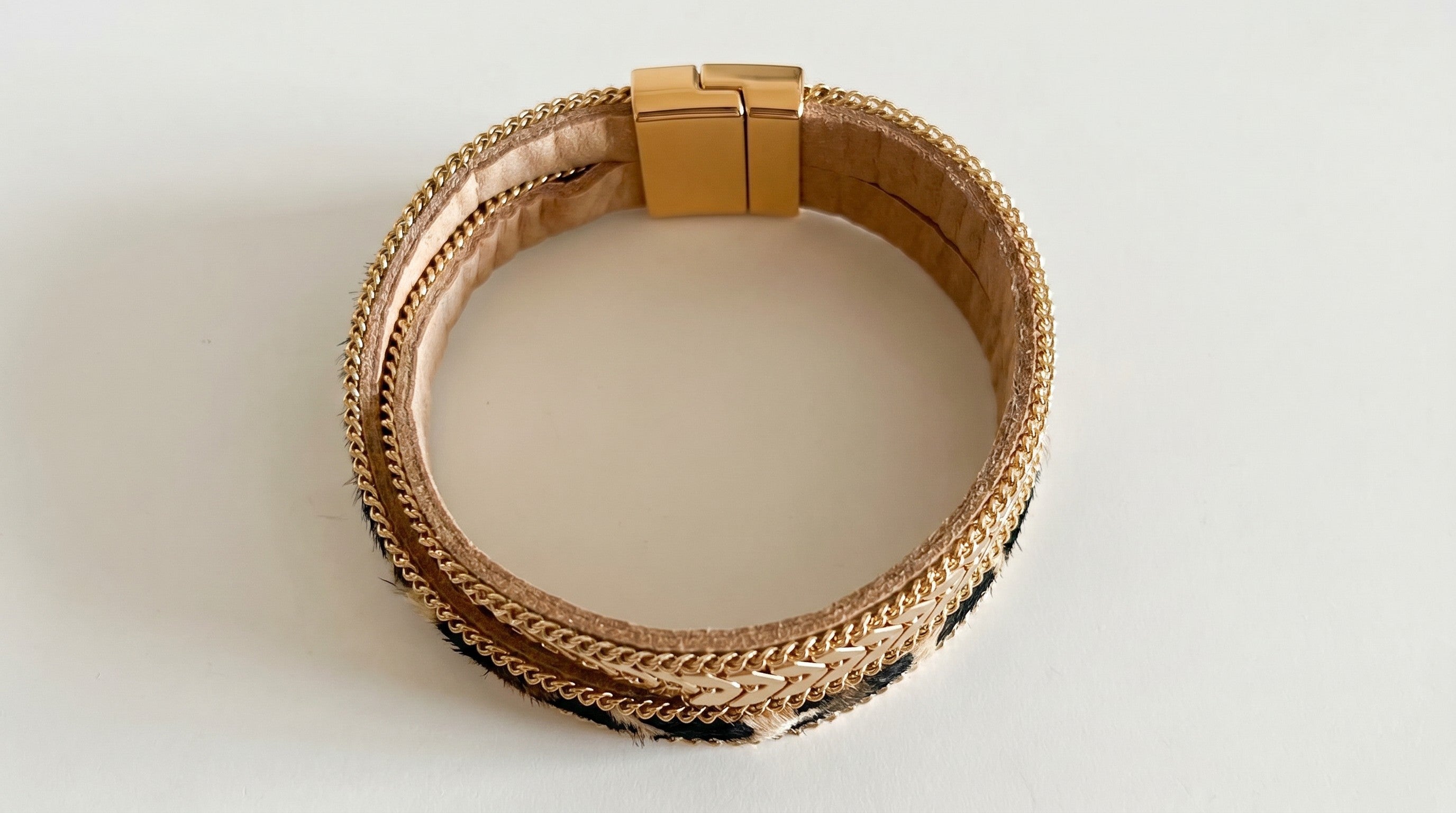 Pulsera Animal Print Chic – Actitud y Estilo en tu Muñeca