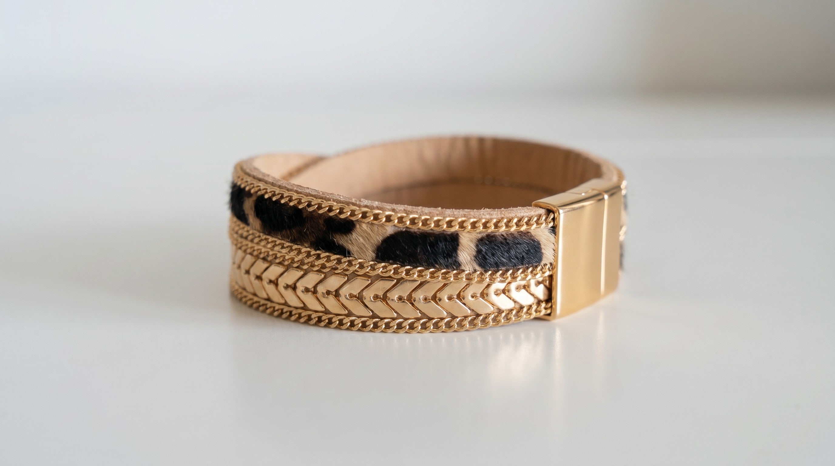 Pulsera Animal Print Chic – Actitud y Estilo en tu Muñeca