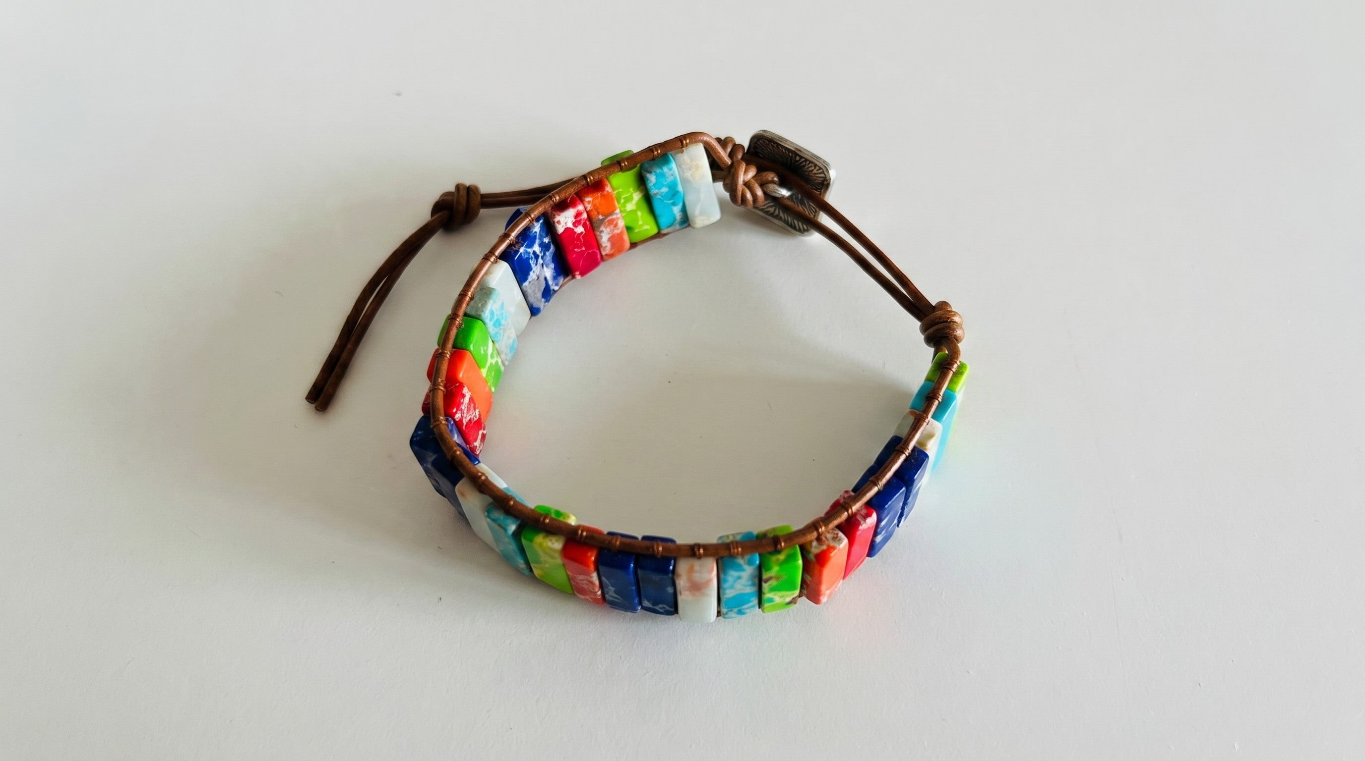 Pulsera Multicolor Vibrante – Color y Alegría en tu Muñeca