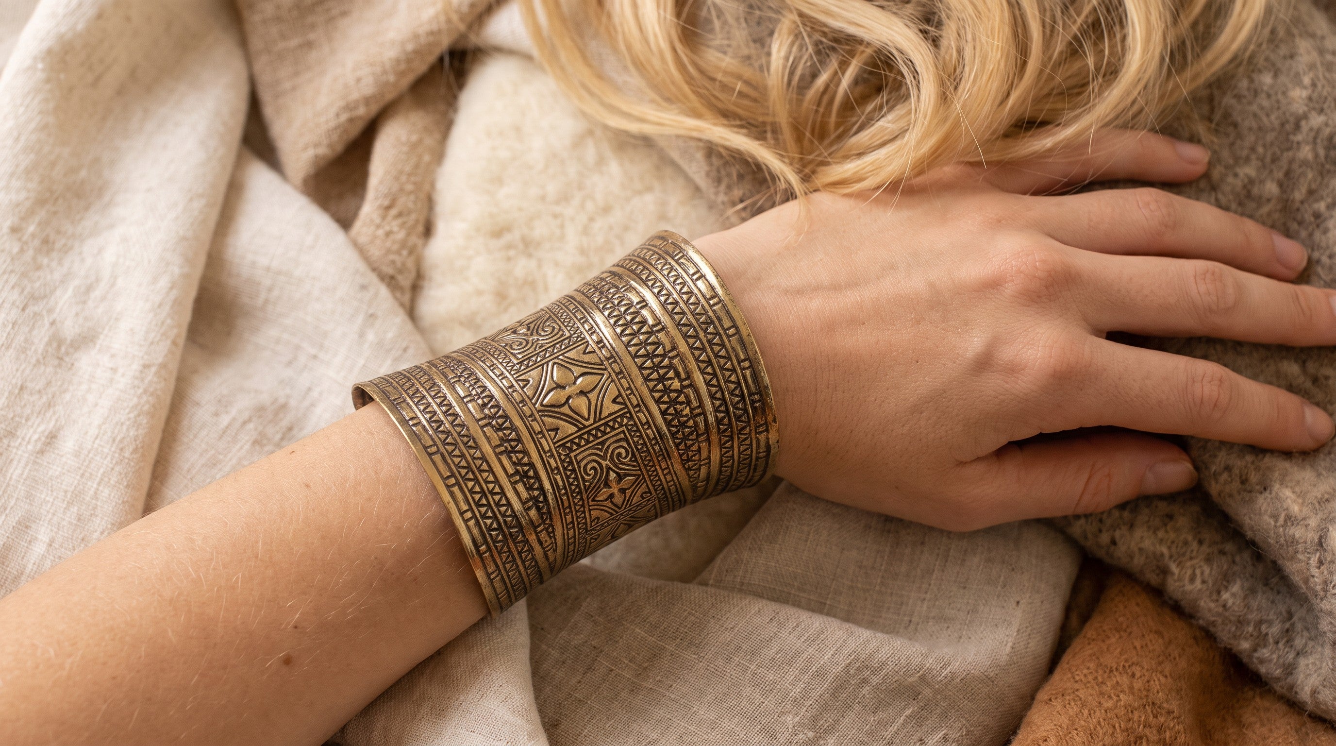 Pulsera Ancha Bronce | Accesorio Elegante