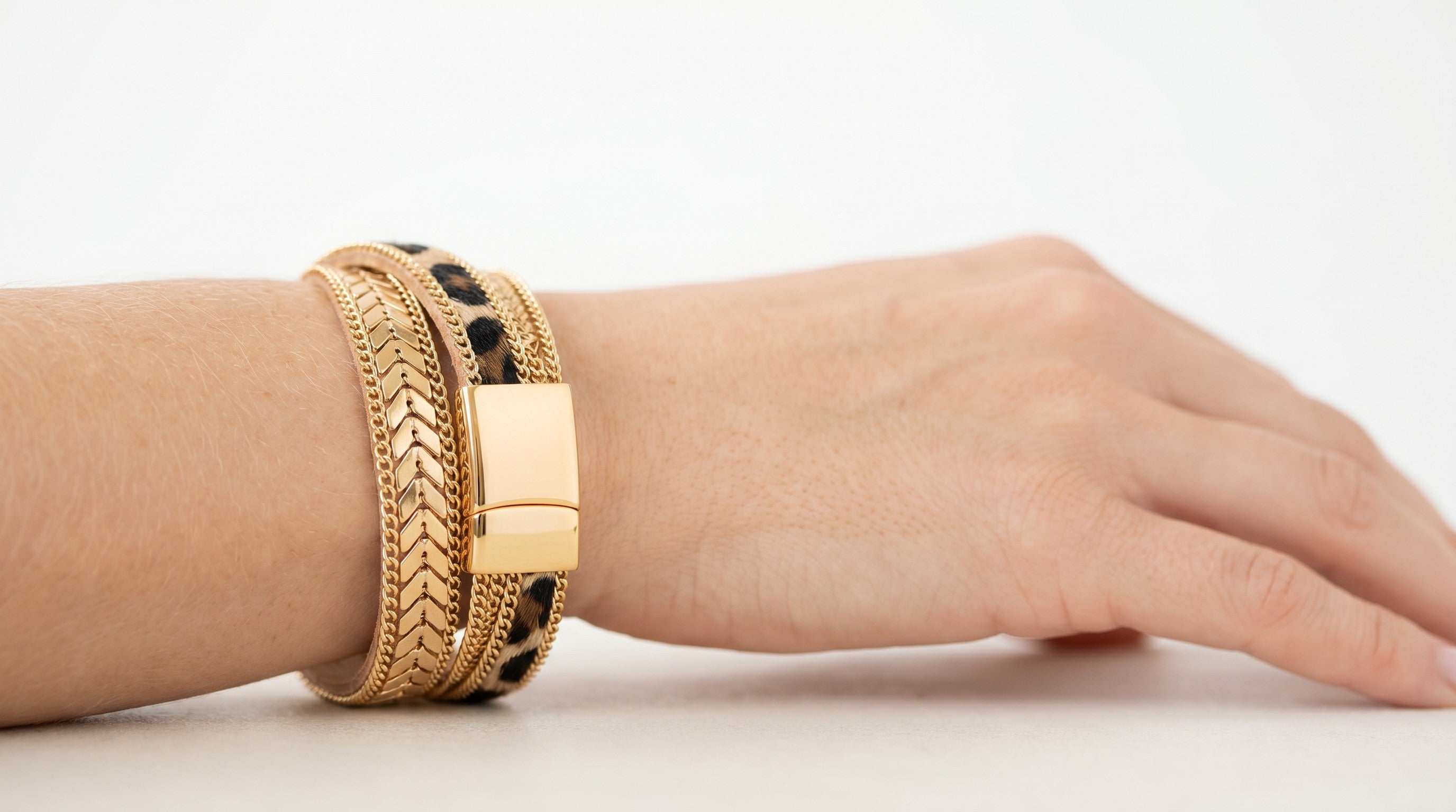 Pulsera Animal Print Chic – Actitud y Estilo en tu Muñeca