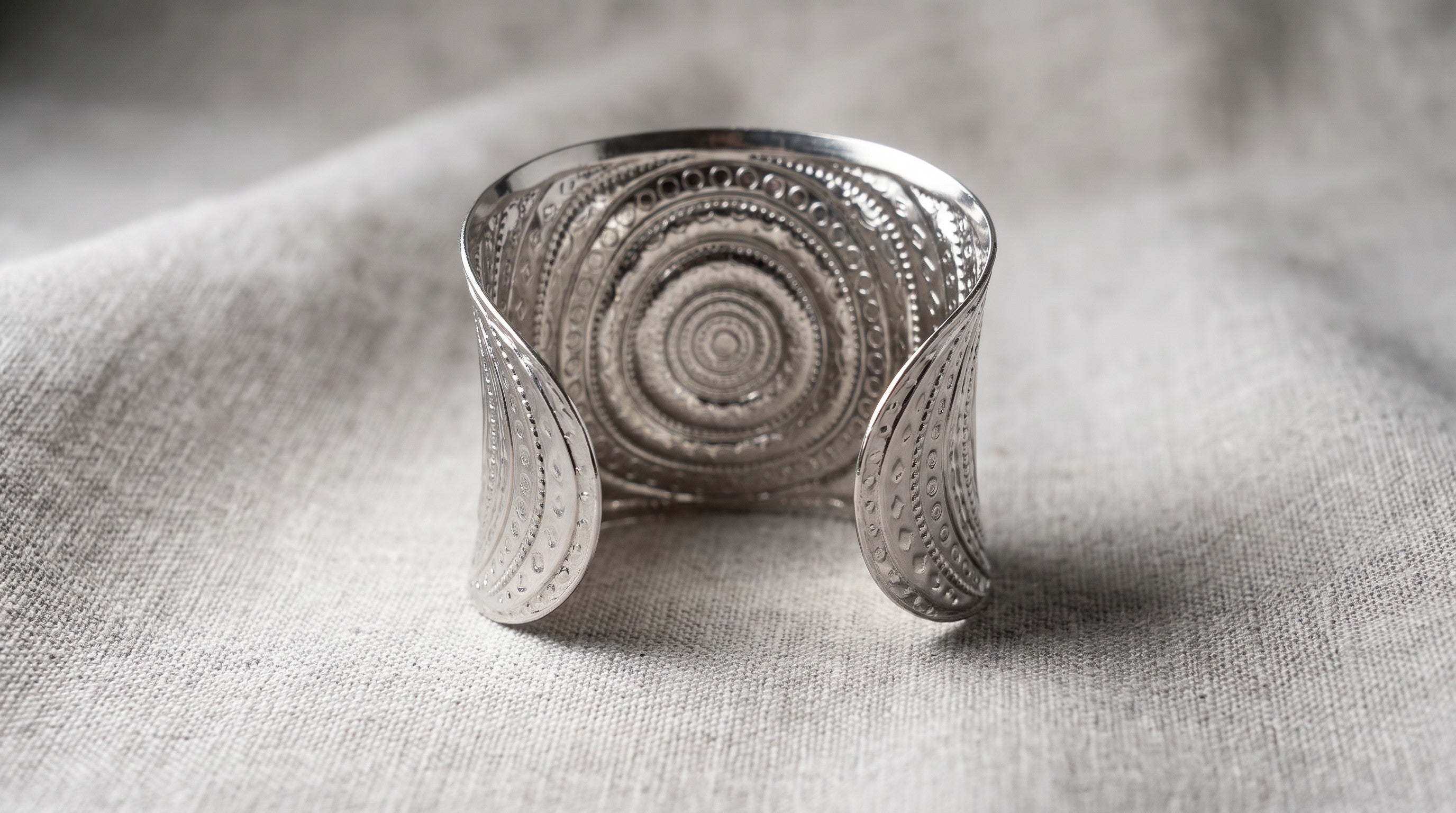 Pulsera Ancha Plateada | Elegancia que se nota