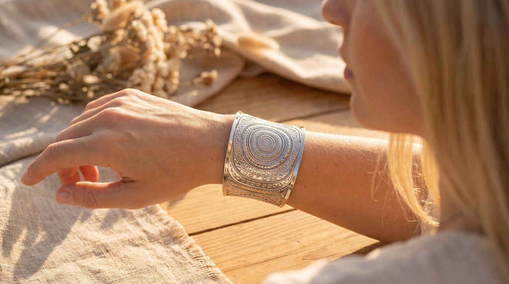 Pulsera Ancha Plateada | Elegancia que se nota