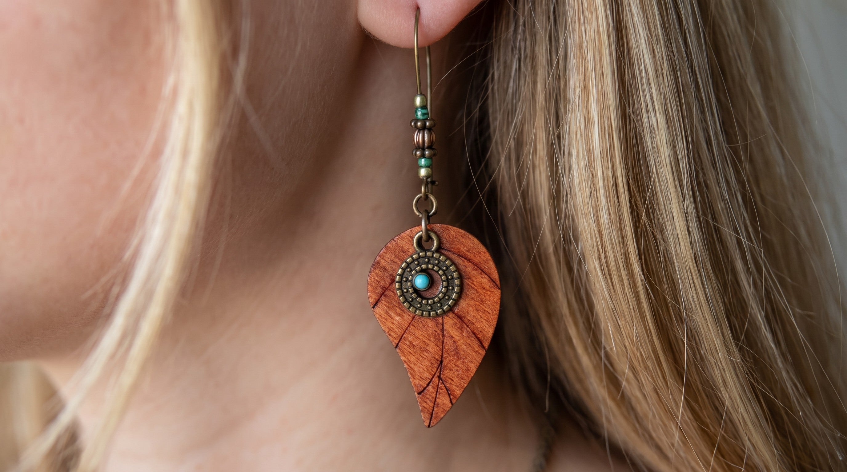 Aretes Hoja con Detalle en Turquesa | Elegancia Natural