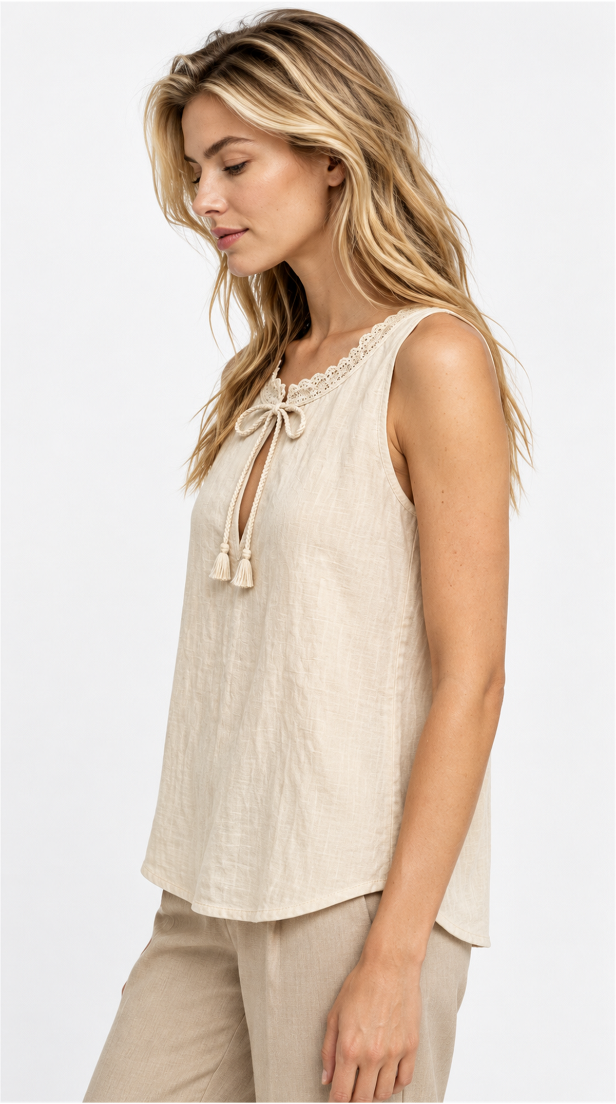 Blusa beige sin mangas con borlas vista de lado