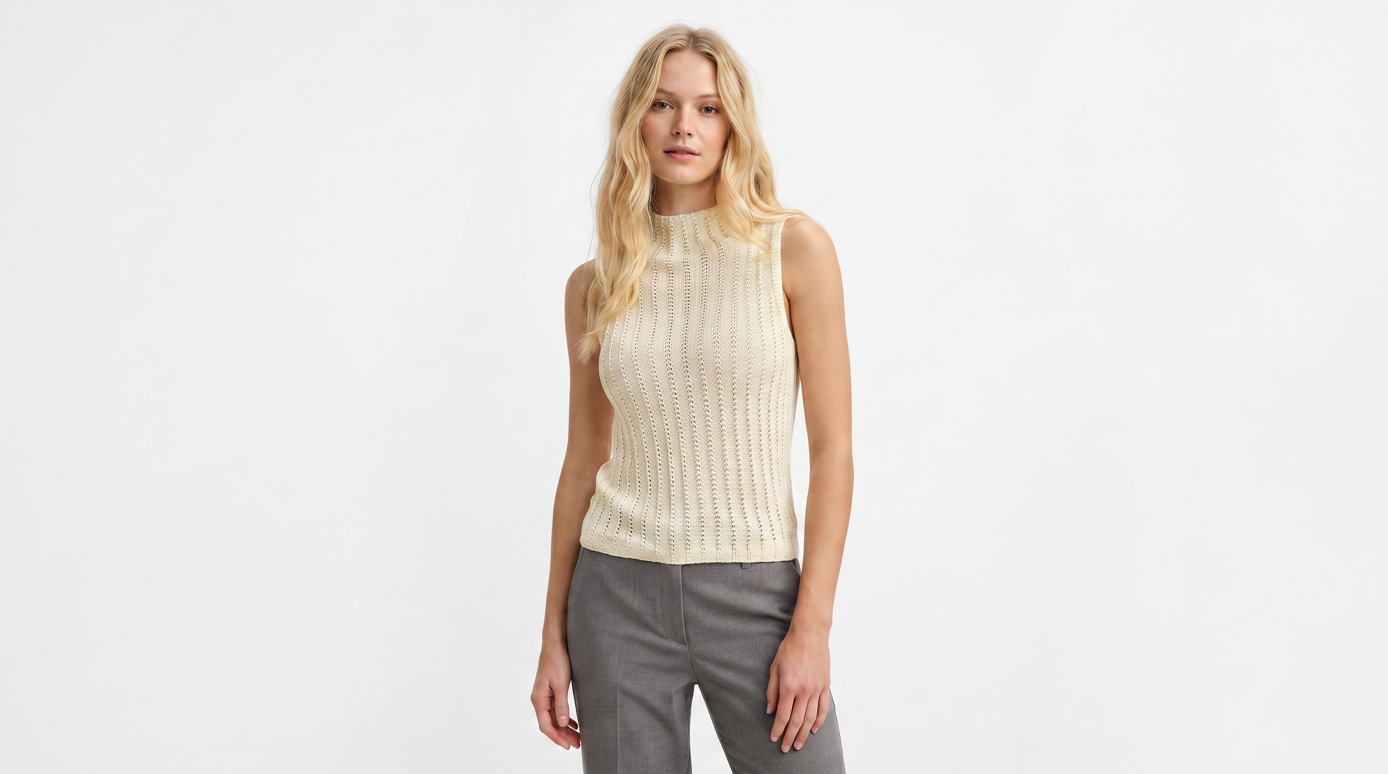 Blusa tejida beige cuello bajo