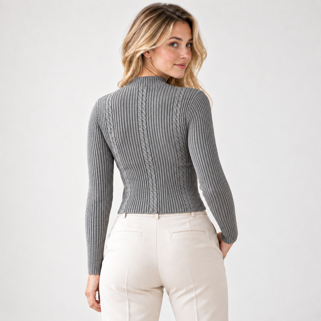 Sweater acanalado cuello medio gris, largo 48 cm, vista de espalda con tres trenzas