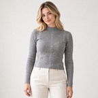 Sweater acanalado cuello medio gris, largo48cm, vista frontal con modelo natural