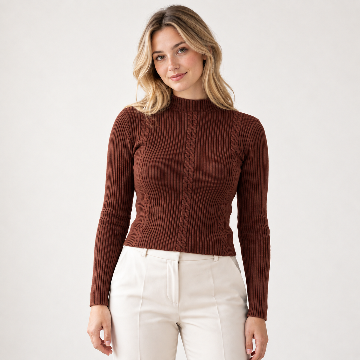 Sweater acanalado cuello medio marron, largo48cm, vista frontal con modelo natural