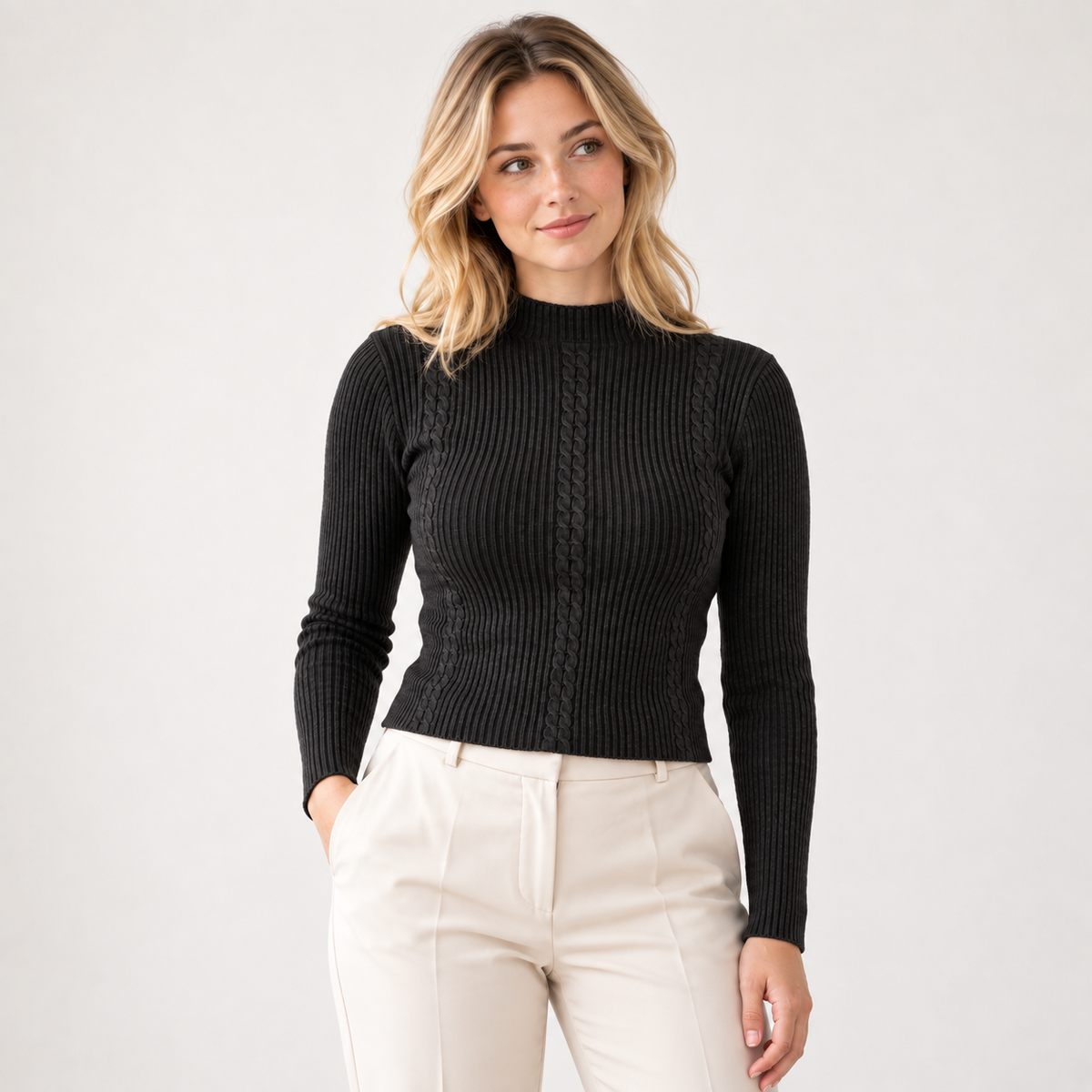 Sweater acanalado cuello medio negro, largo48cm, vista frontal con modelo natural