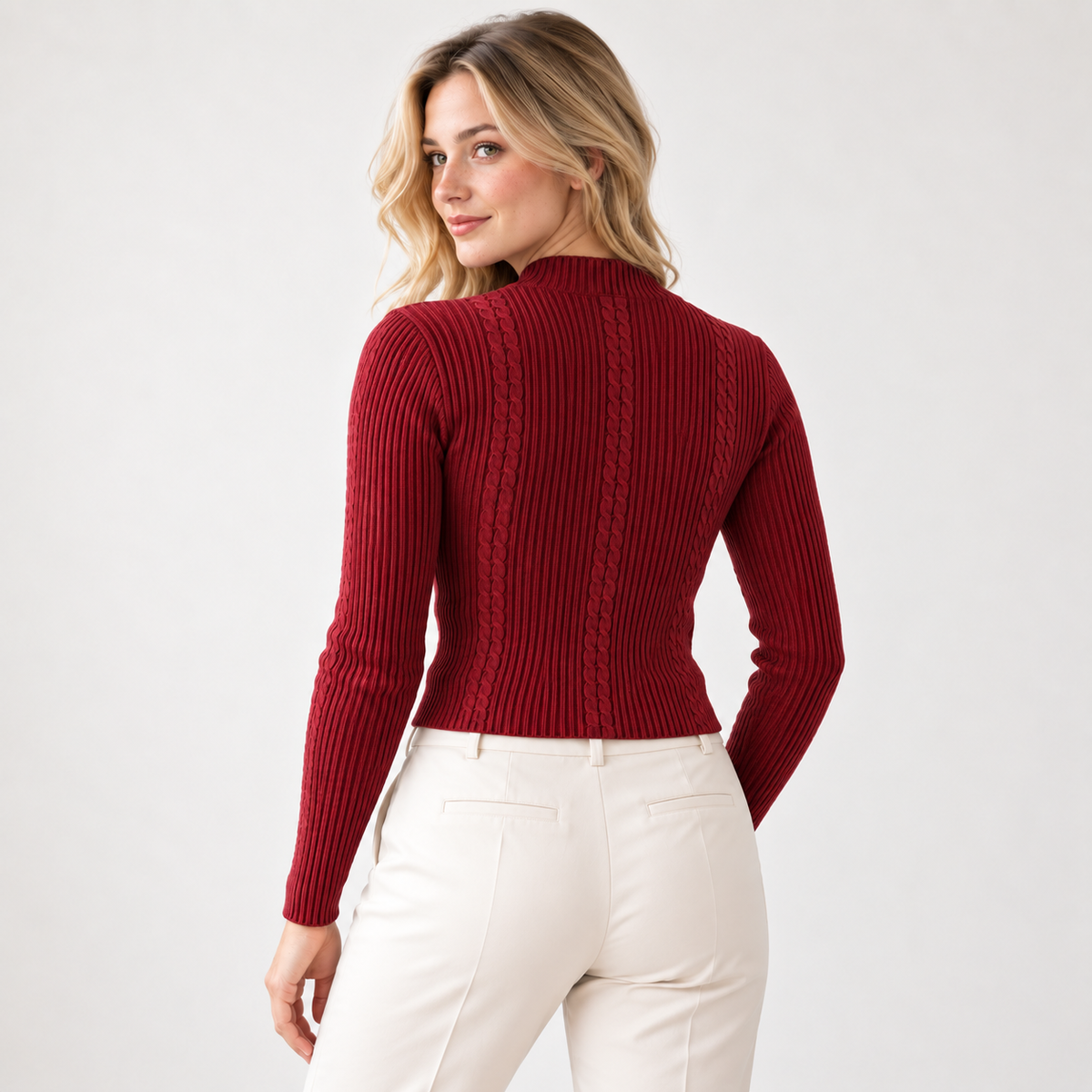 Sweater acanalado cuello medio vino, largo 48 cm, vista de espalda con tres trenzas