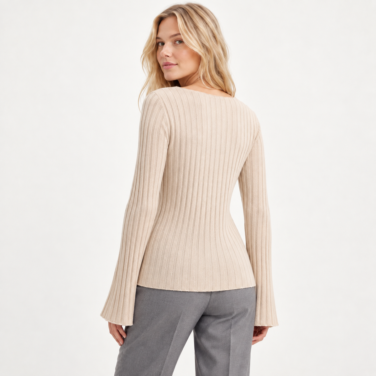 Sweater beige acanalado mangas acampanadas, vista espalda