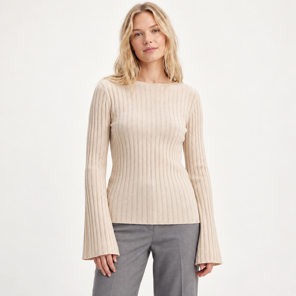 Sweater beige acanalado mangas acampanadas, vista front