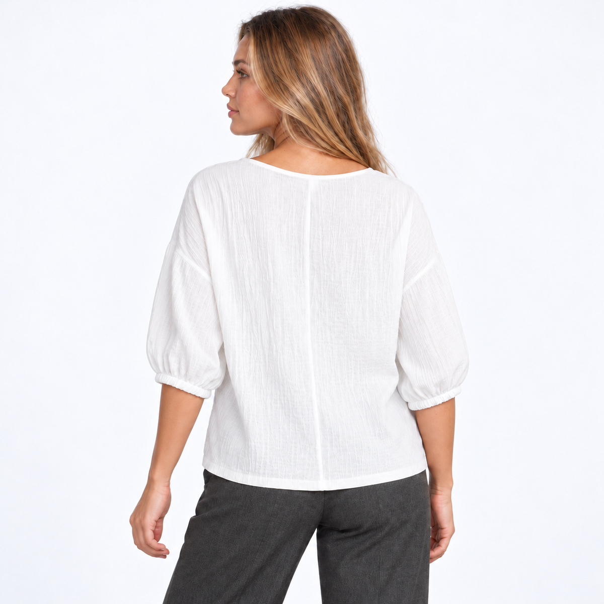Blusa holgada blanca, espalda con pose natural