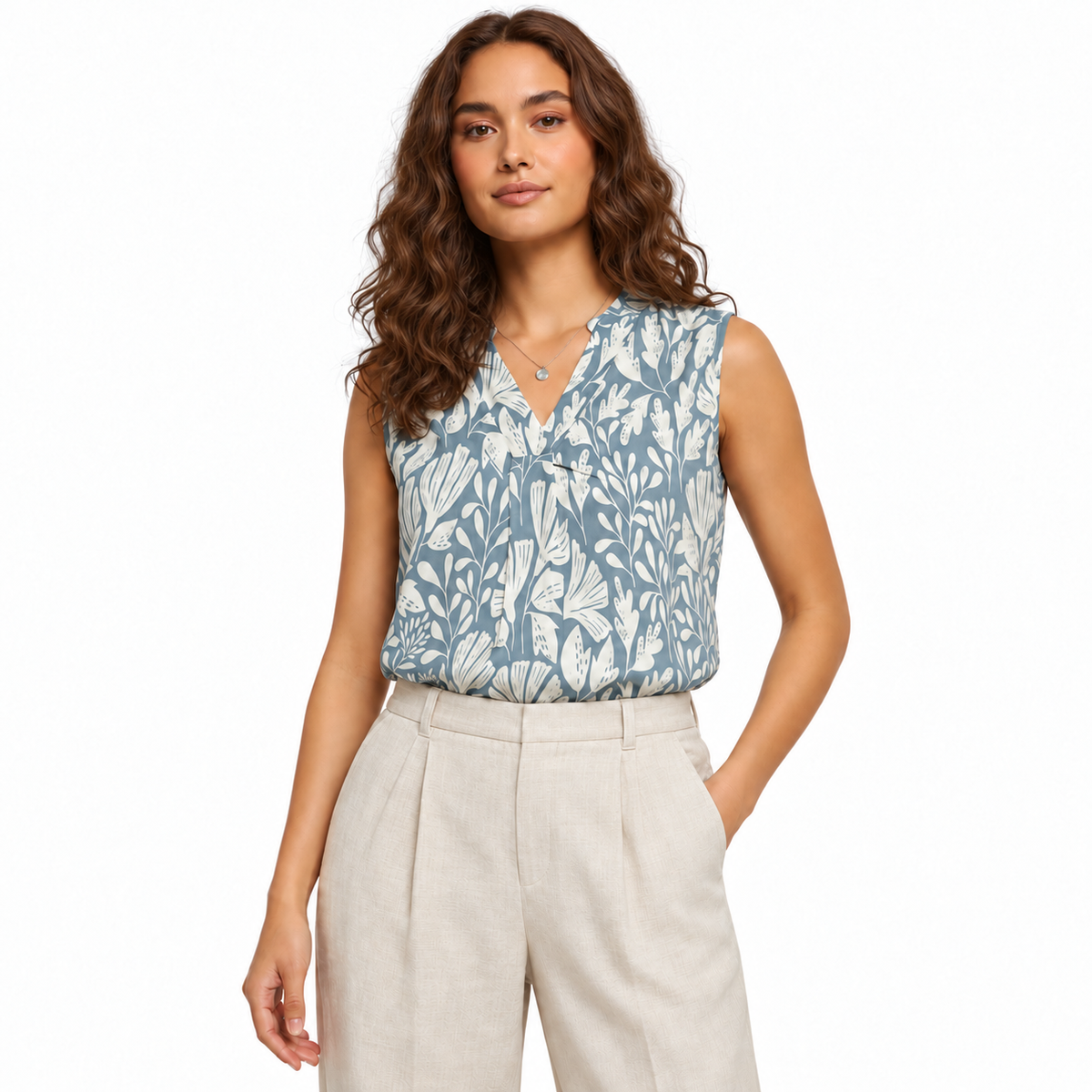 Blusa estampada azul y blanco — pose 1, modelo castaña clara, blusa dentro del pantalón, fondo blanco