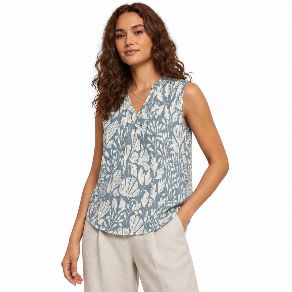 Blusa estampada azul y blanco — pose 2, modelo castaña clara, fondo blanco