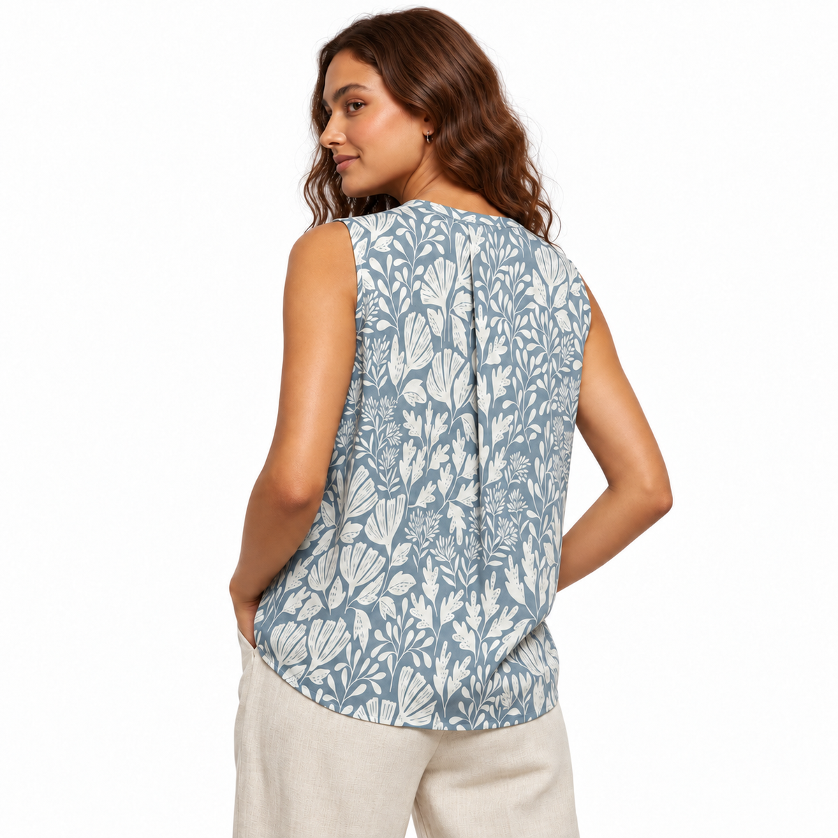 Blusa estampada azul y blanco — pose 3, modelo castaña clara, fondo blanco