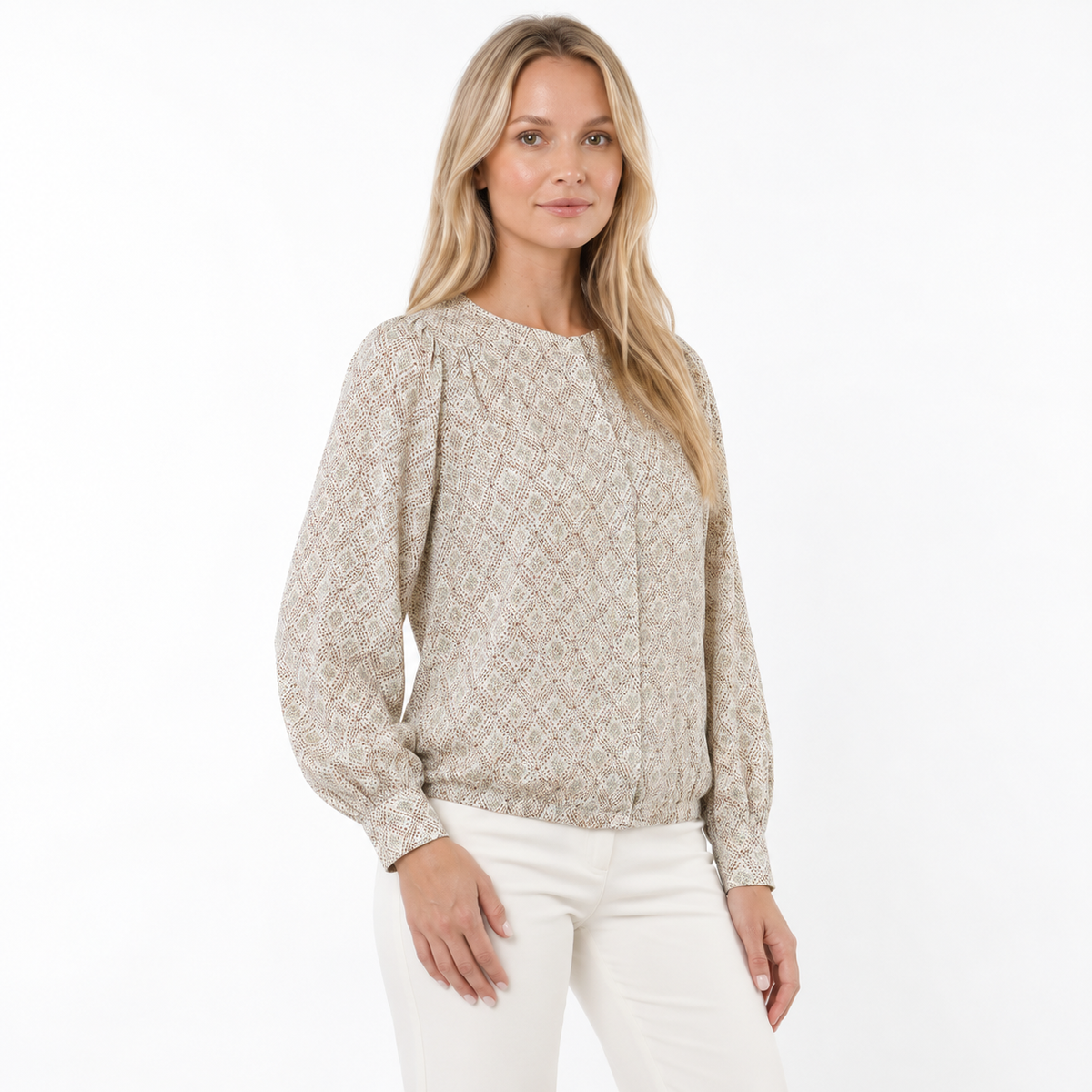 Blusa beige estampada, vista de tres cuartos con modelo natural