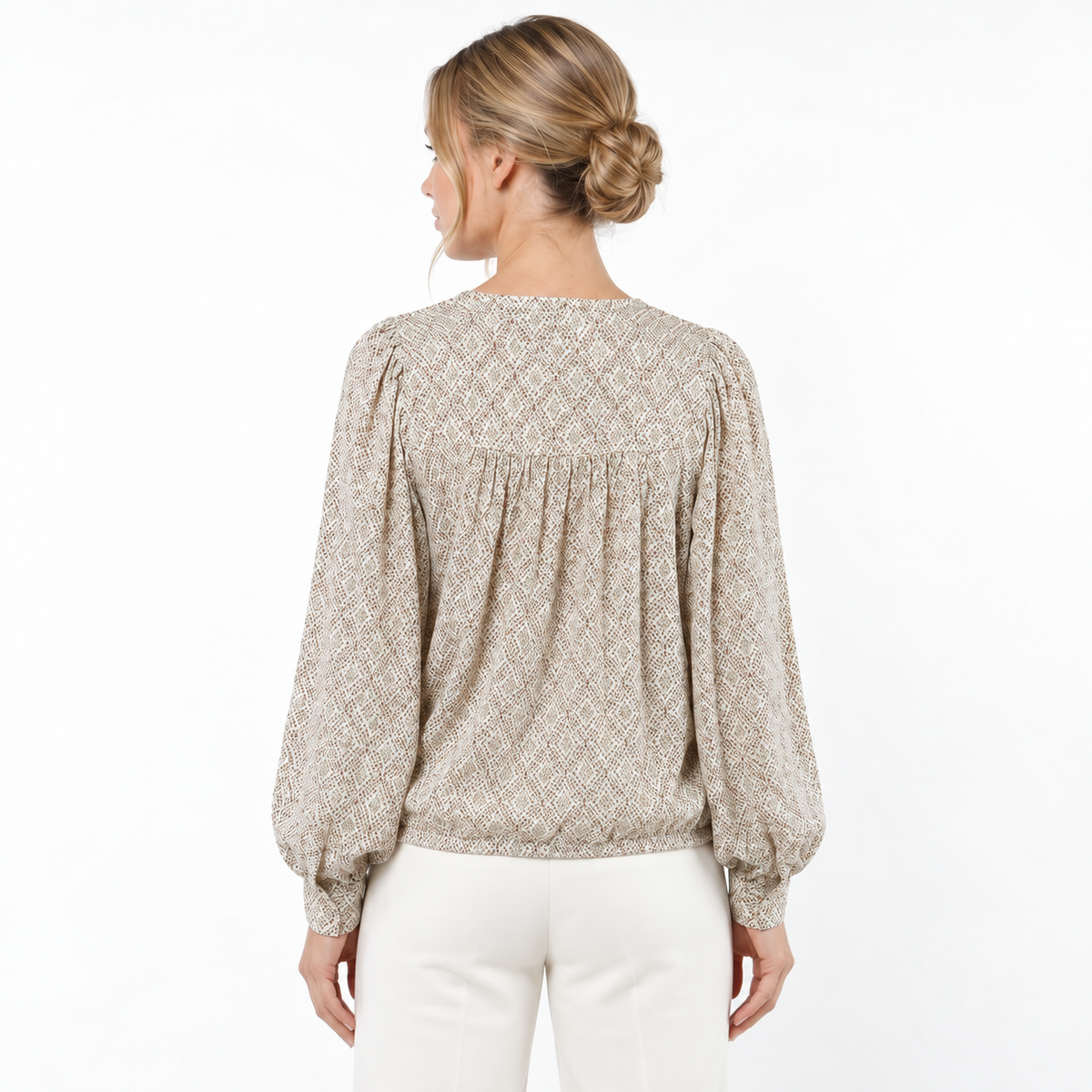 Blusa beige estampada, vista posterior con fruncido