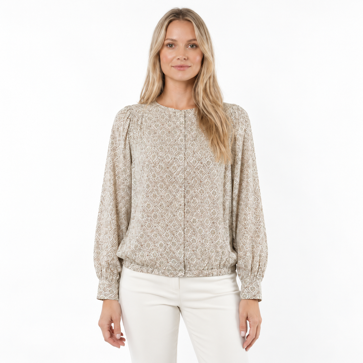 Blusa beige estampada, vista frontal con modelo natural