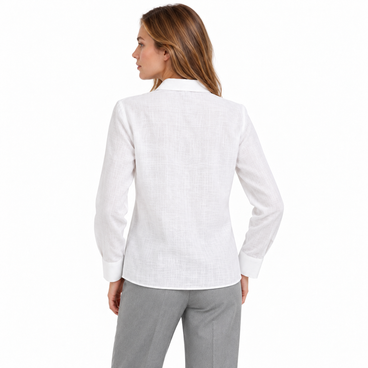 Blusa blanca clásica manga larga, vista de espalda con modelo castaña clara y fondo blanco