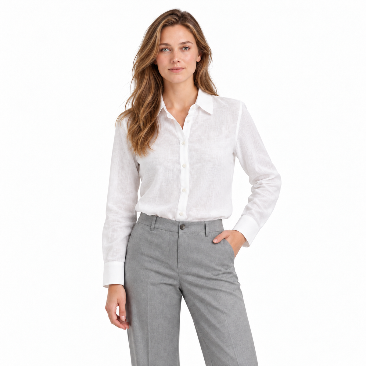 Blusa blanca clásica manga larga, frontal principal dentro del pantalón con modelo castaña clara y fondo blanco