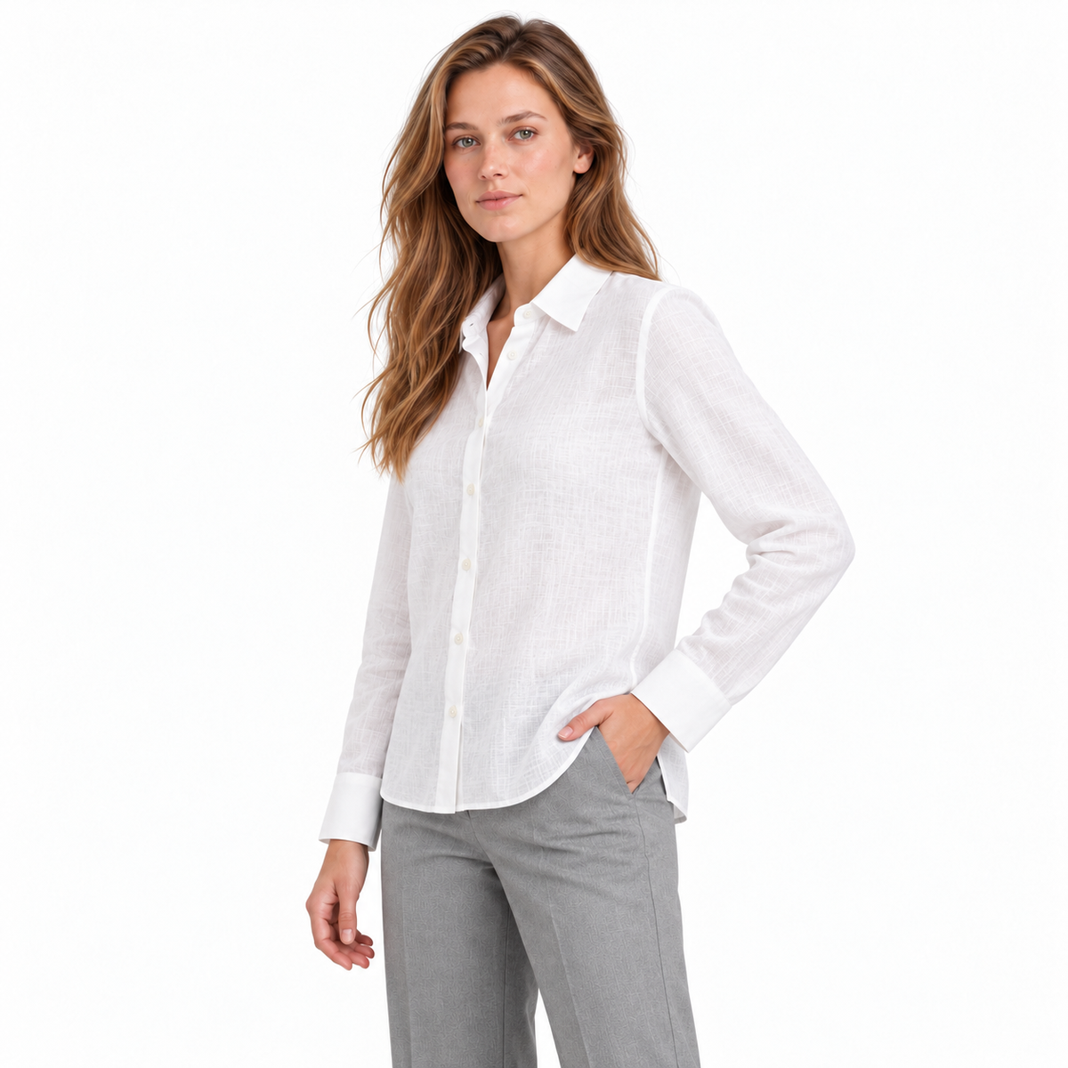 Blusa blanca clásica manga larga, vista lateral natural con modelo castaña clara y fondo blanco
