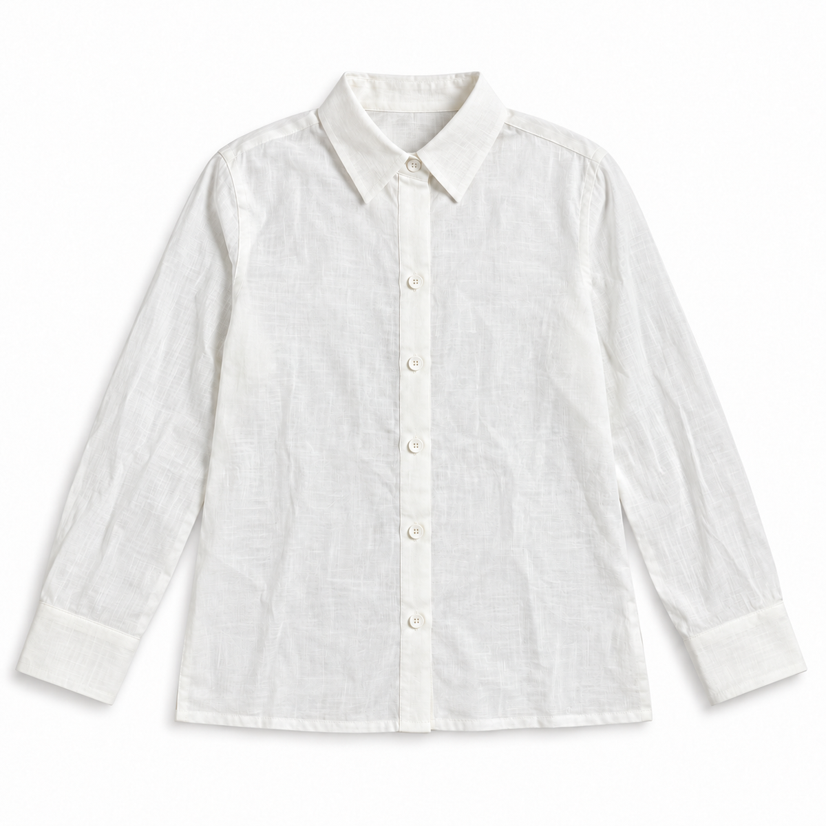 Blusa blanca clásica manga larga, prenda sola sobre fondo blanco