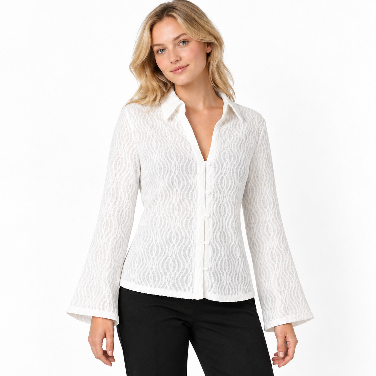 Blusa blanca manga larga, pose cercana con modelo rubia natural y fondo blanco