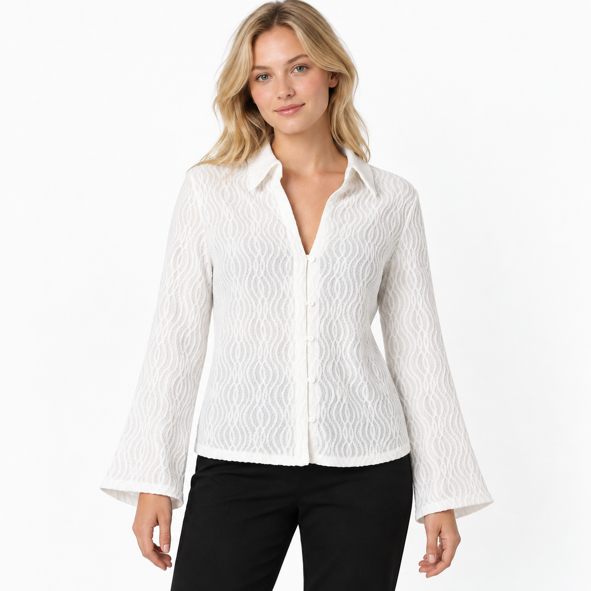Blusa blanca de manga larga, vista frontal con modelo rubia natural y fondo blanco