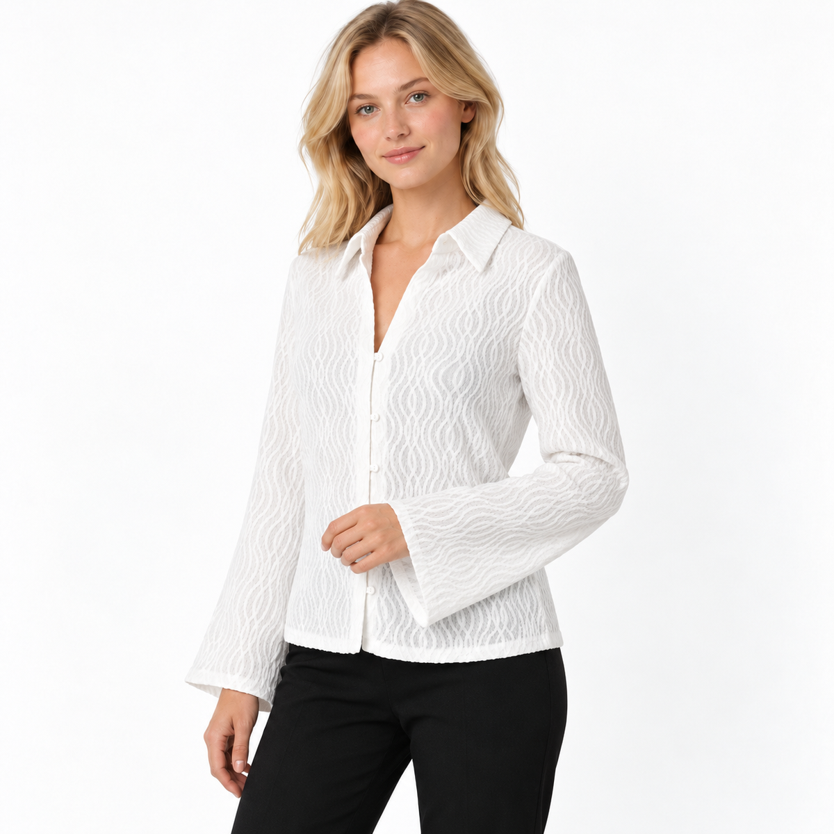 Blusa blanca manga larga, pose tres cuartos con modelo rubia natural y fondo blanco