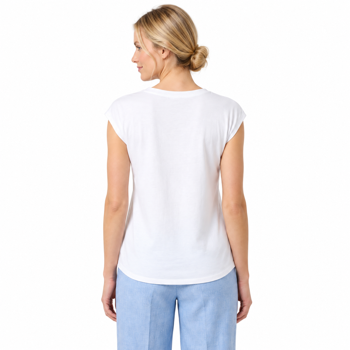 Blusa cuello en V blanca, vista espalda con modelo rubia sobre fondo blanco