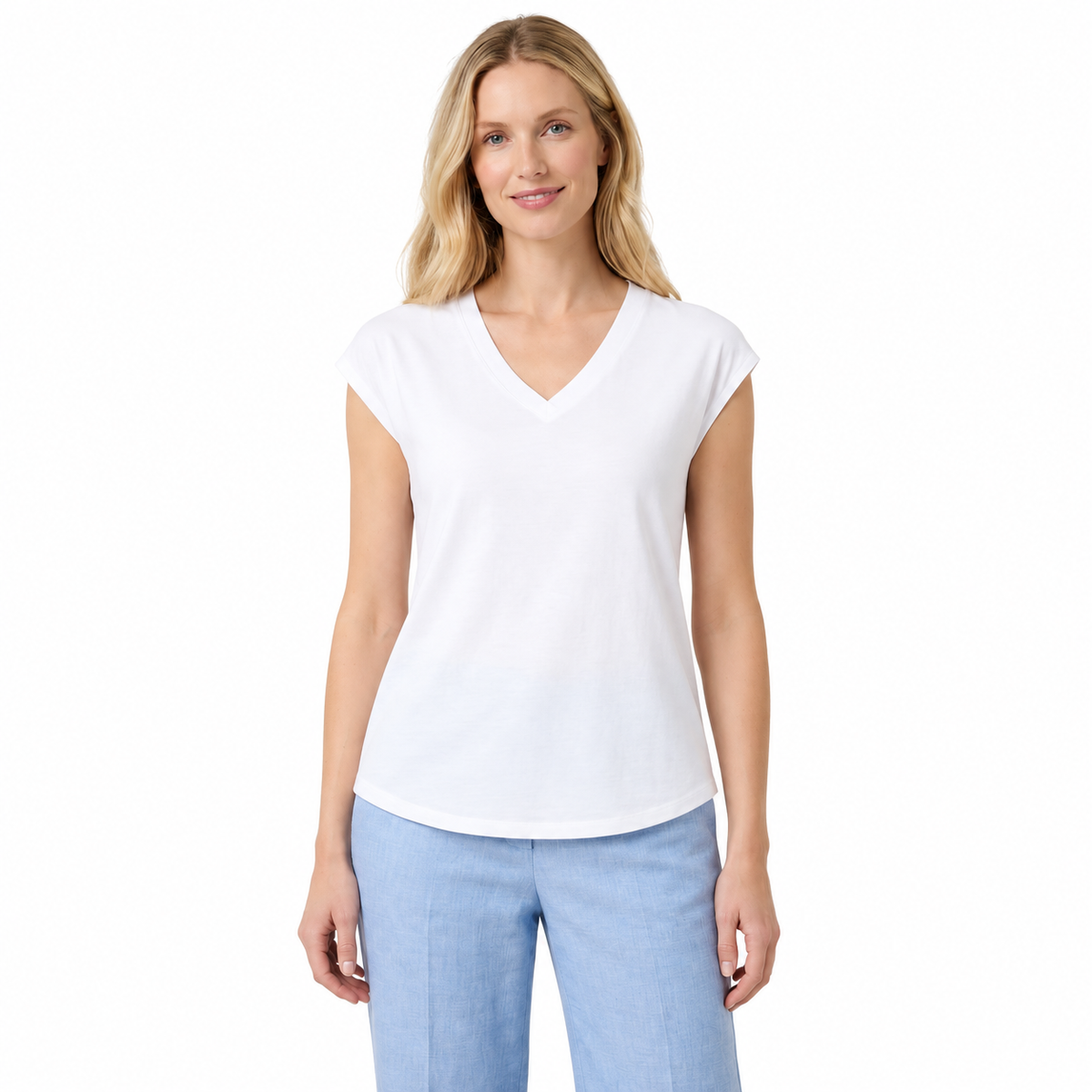 Blusa cuello en V blanca, vista frente con modelo rubia sobre fondo blanco