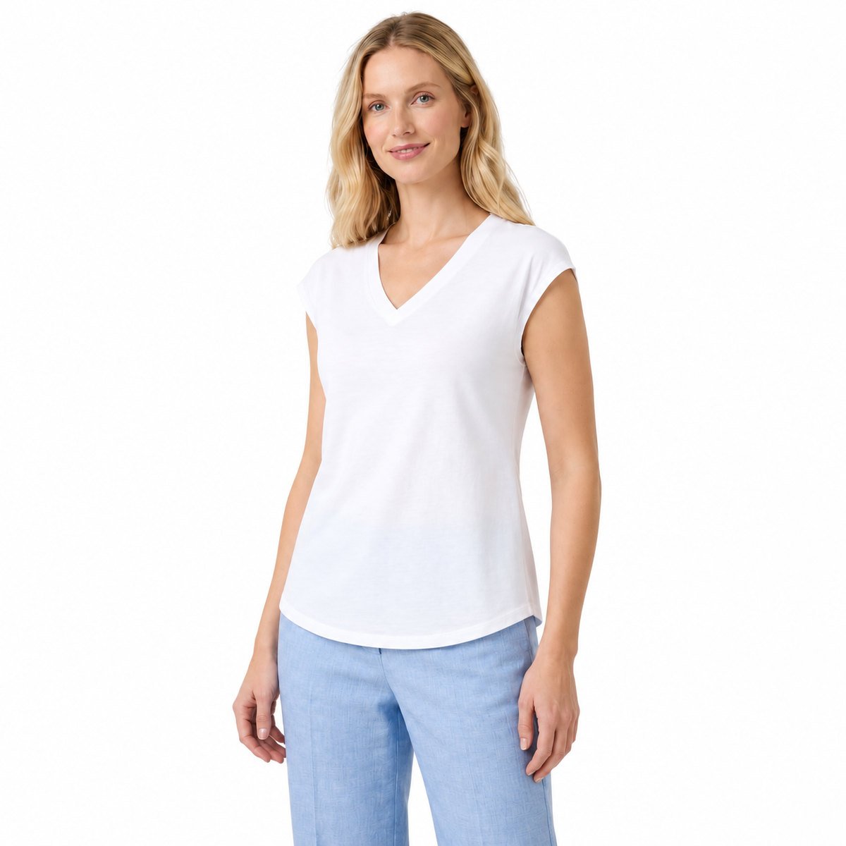 Blusa cuello en V blanca, vista tres cuartos con modelo rubia sobre fondo blanco