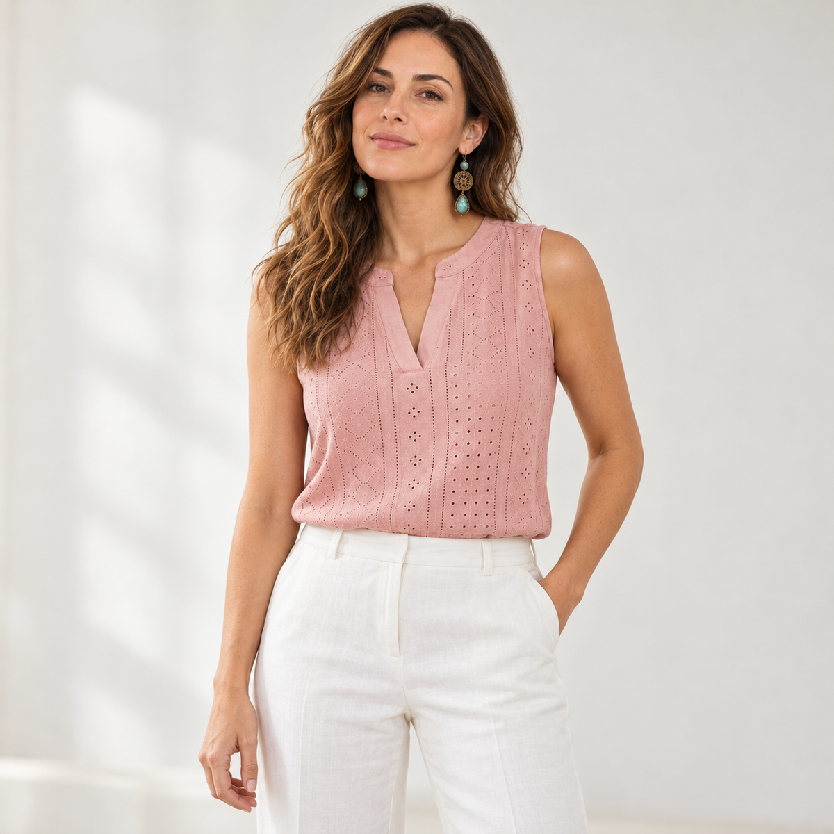 Blusa rosa fresca sin mangas — frente dentro del pantalón