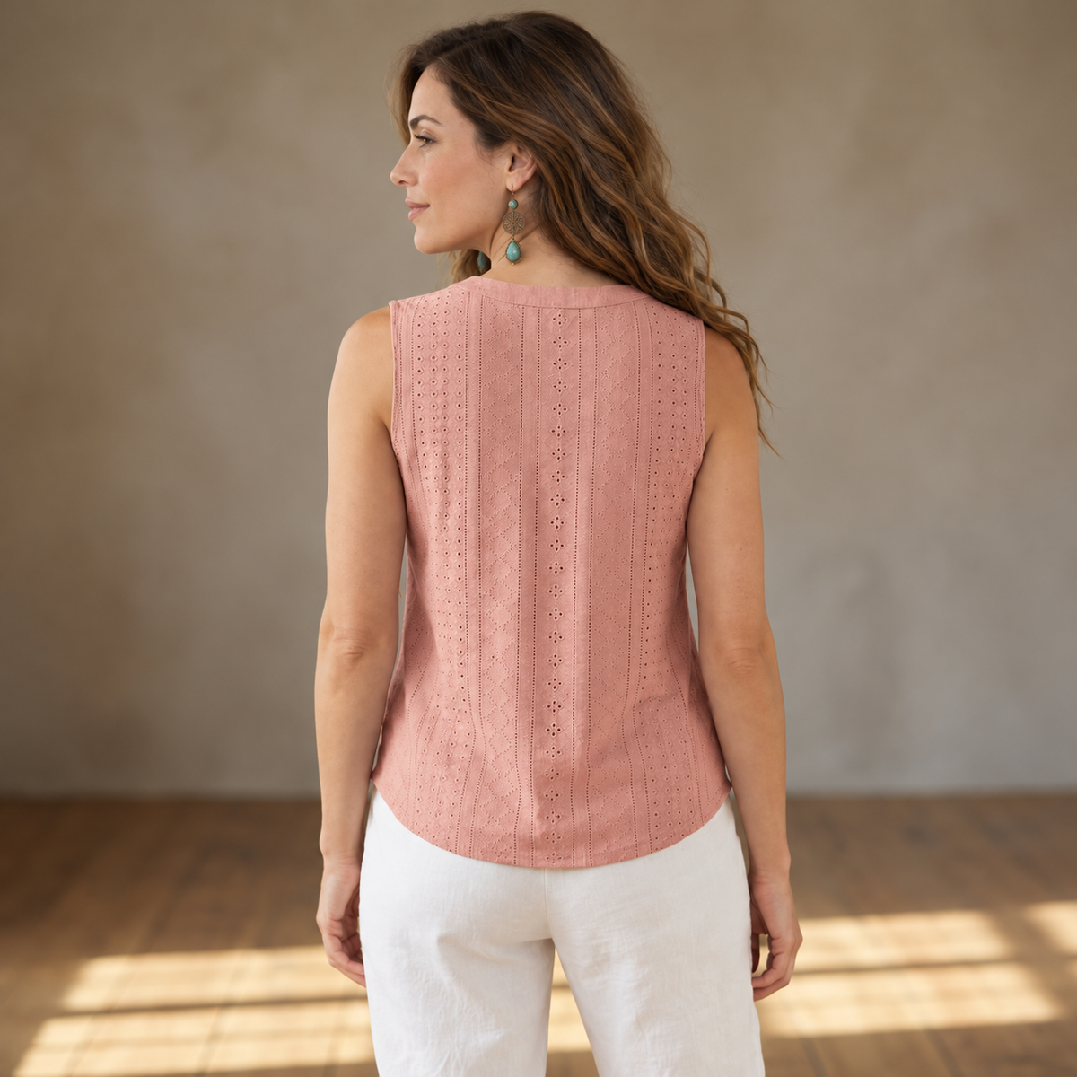 Blusa rosa fresca sin mangas — espalda con calados