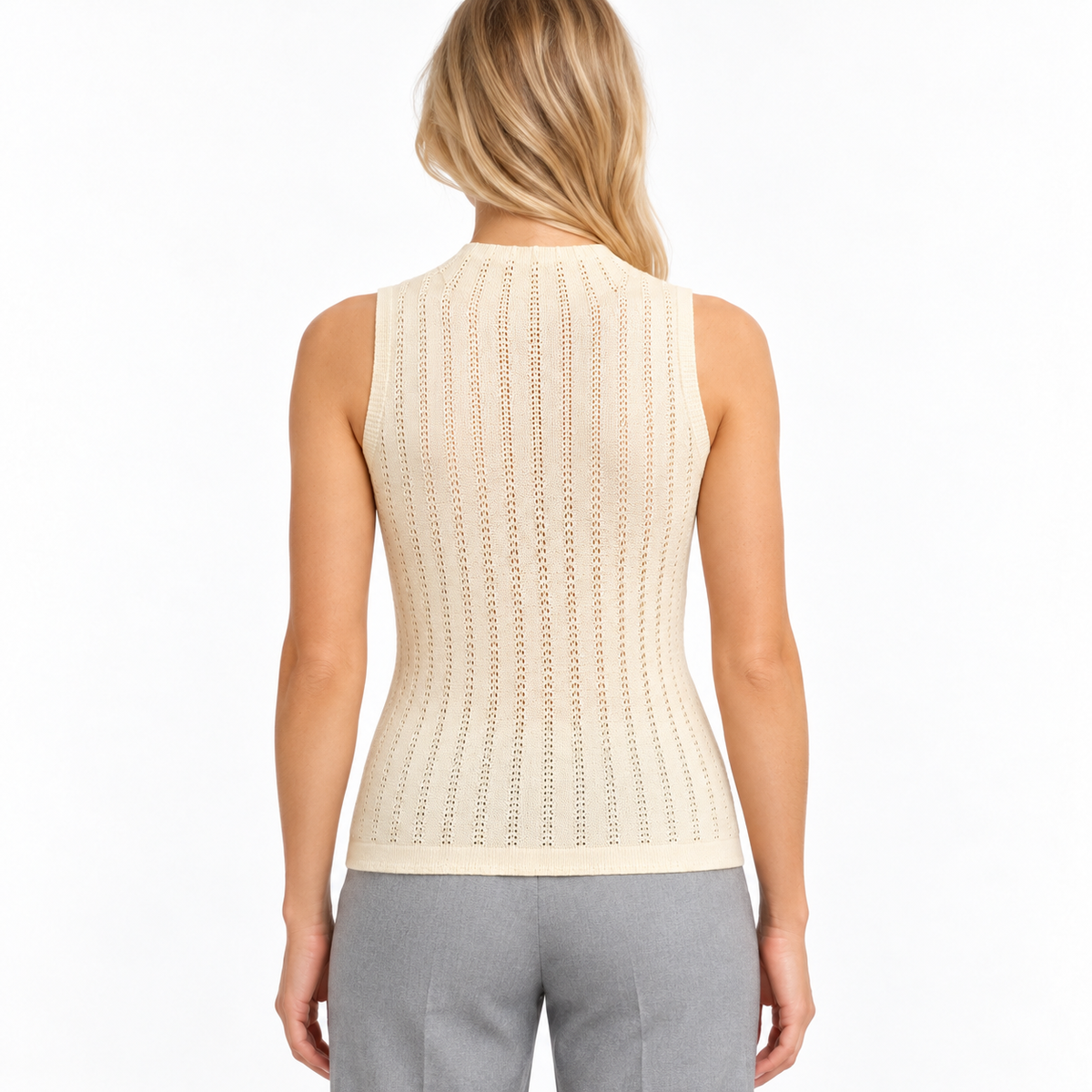 Blusa tejida beige cuello bajo, espalda con modelo natural y fondo blanco