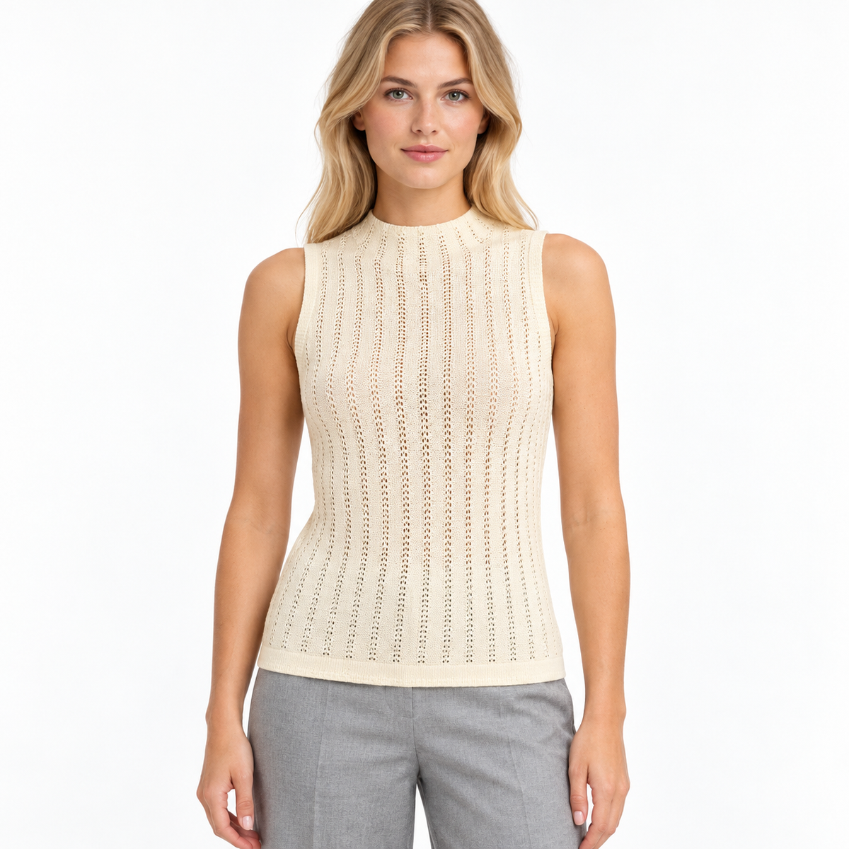 Blusa tejida beige cuello bajo, frontal con modelo natural y fondo blanco