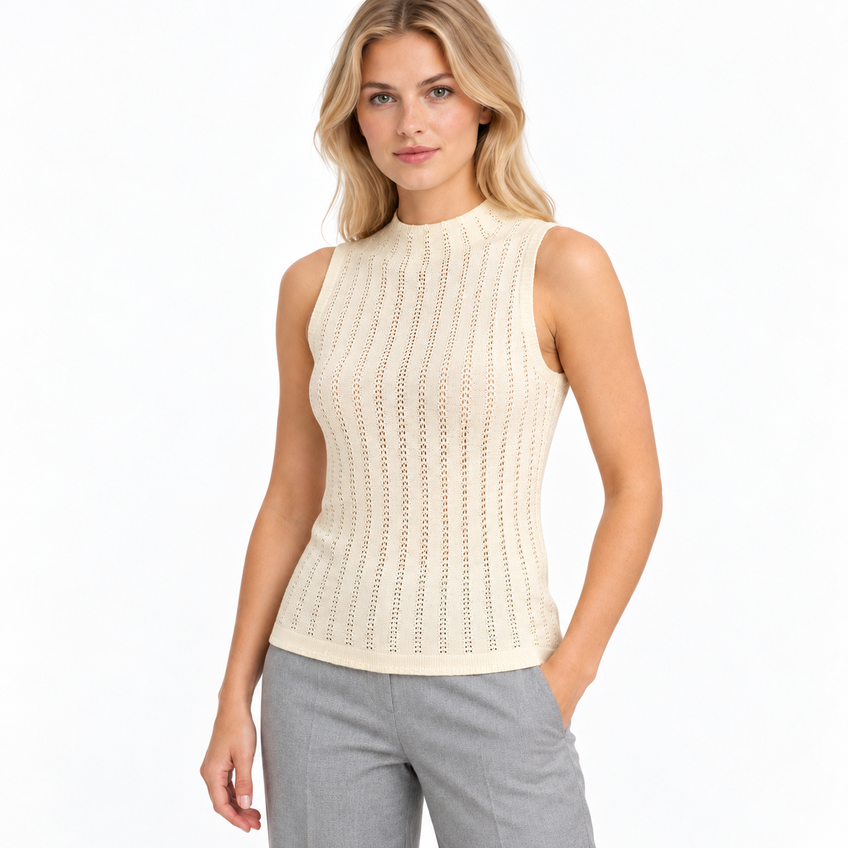 Blusa tejida beige cuello bajo, pose ligeramente lateral con modelo natural y fondo blanco