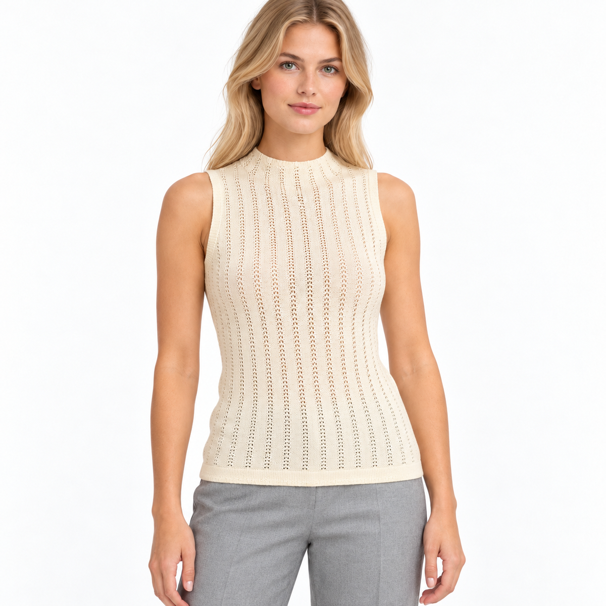 Blusa tejida beige cuello bajo, segunda pose frontal con modelo natural y fondo blanco