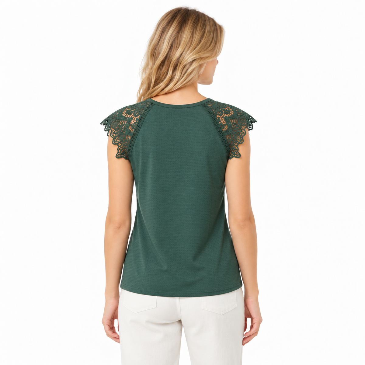 Blusa verde militar, espalda con modelo rubia natural y fondo blanco