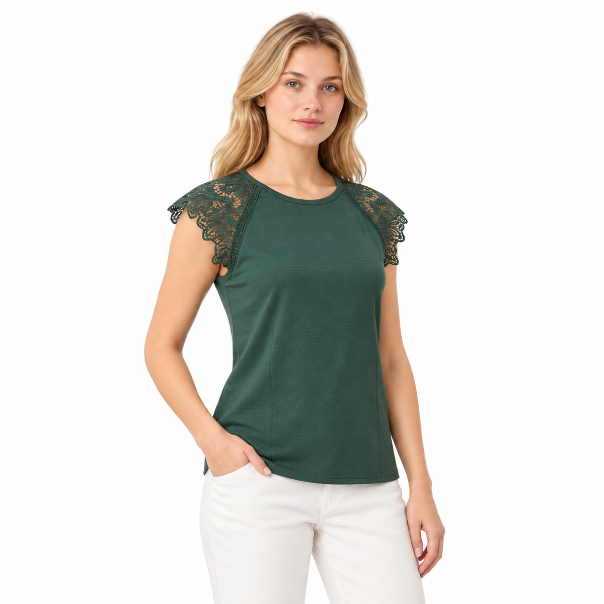 Blusa verde militar, tres cuartos con modelo rubia natural y fondo blanco