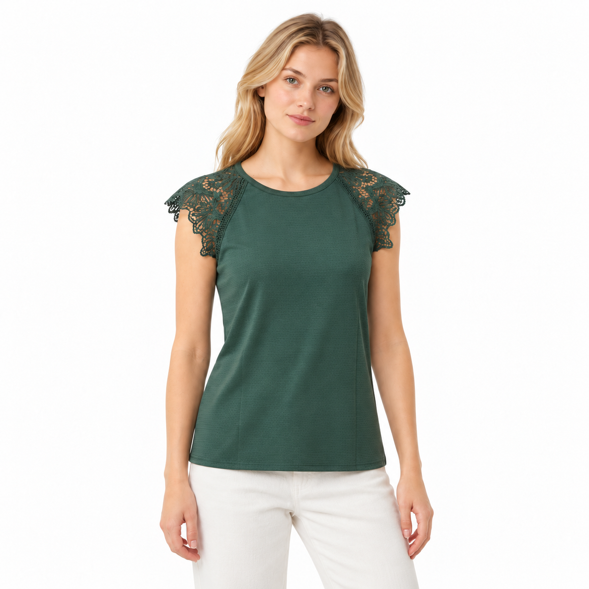 Blusa verde militar, segunda pose frontal con modelo rubia natural y fondo blanco