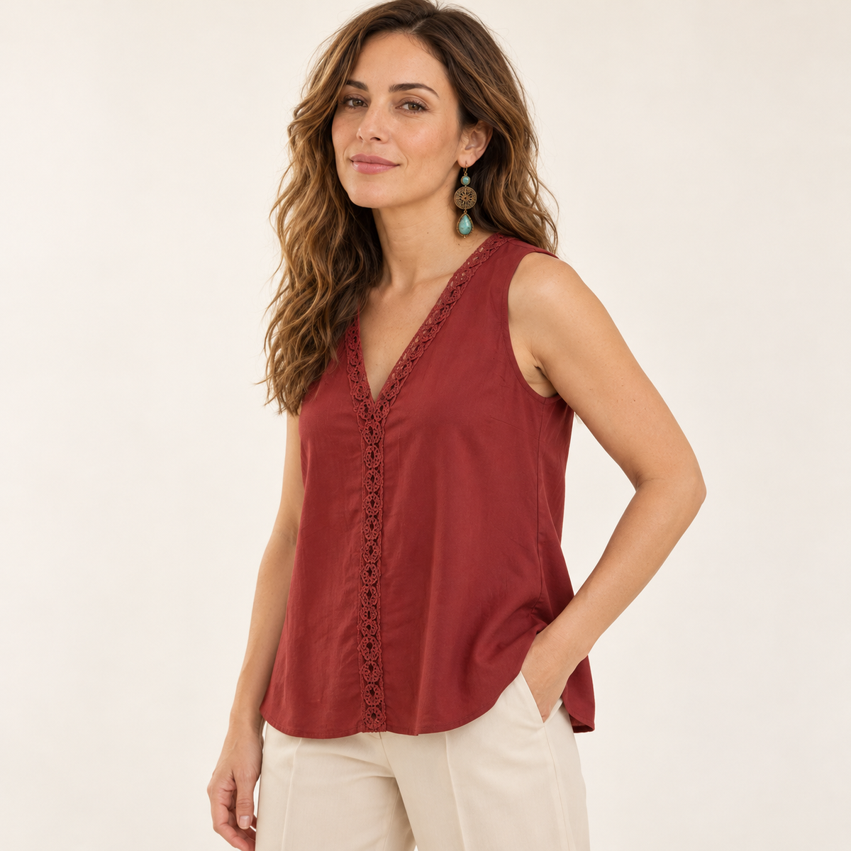 Blusa sin mangas color vino — pose lateral natural