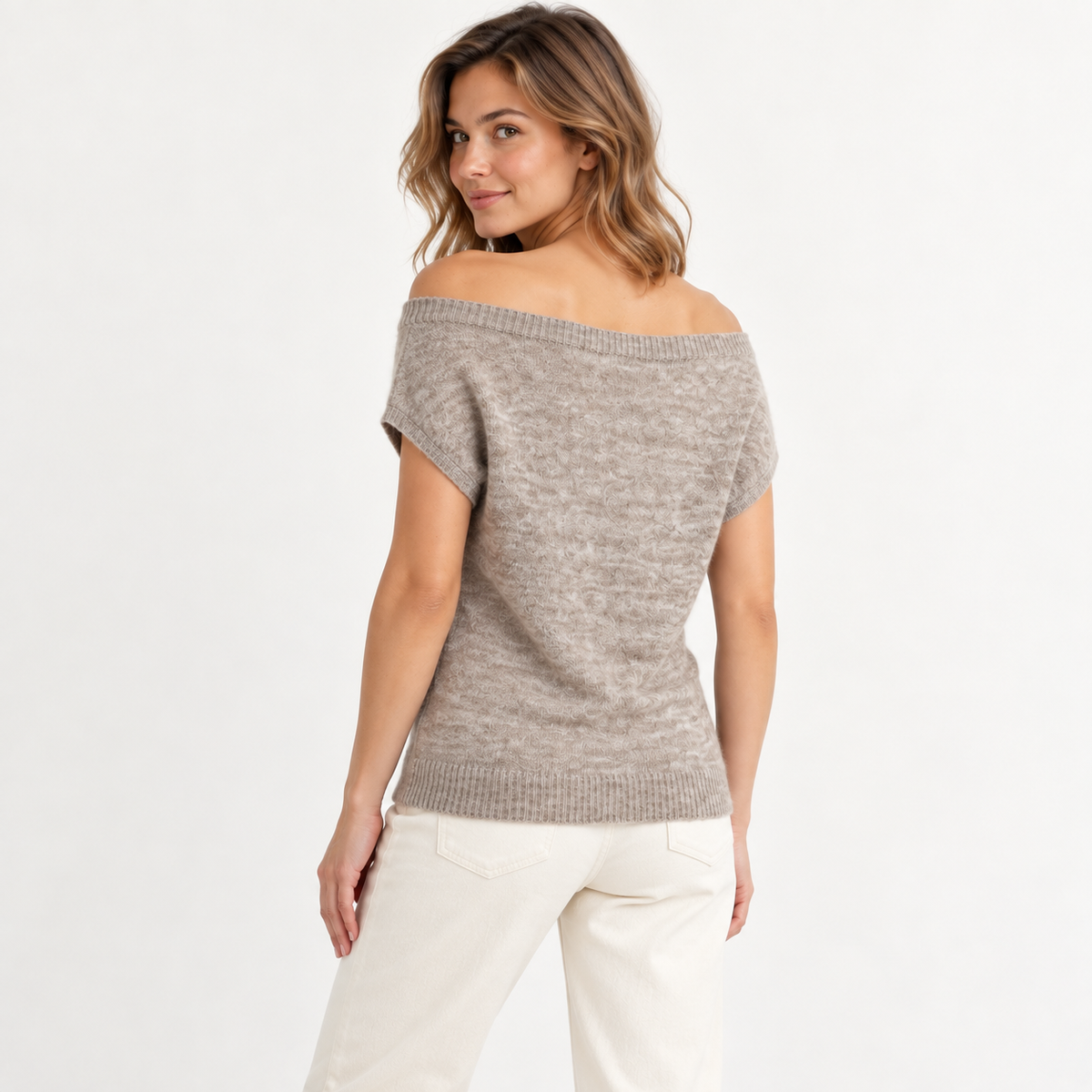 Sweater café claro hombros descubiertos, vista espalda